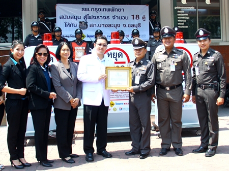 Dr. Seeharaj Lohchitranond, Assistant Director of the Bangkok Hospital Pattaya, along with his administrative team presented 18 police checkpoint signs to Pol. Col Somnuk Changate, commander of the Banglamung police station for use in their duties to protect and to serve the people of this district.